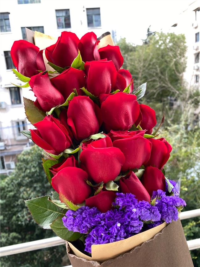 一往情深:高档礼盒装鲜花:19枝红玫瑰,勿忘我0.