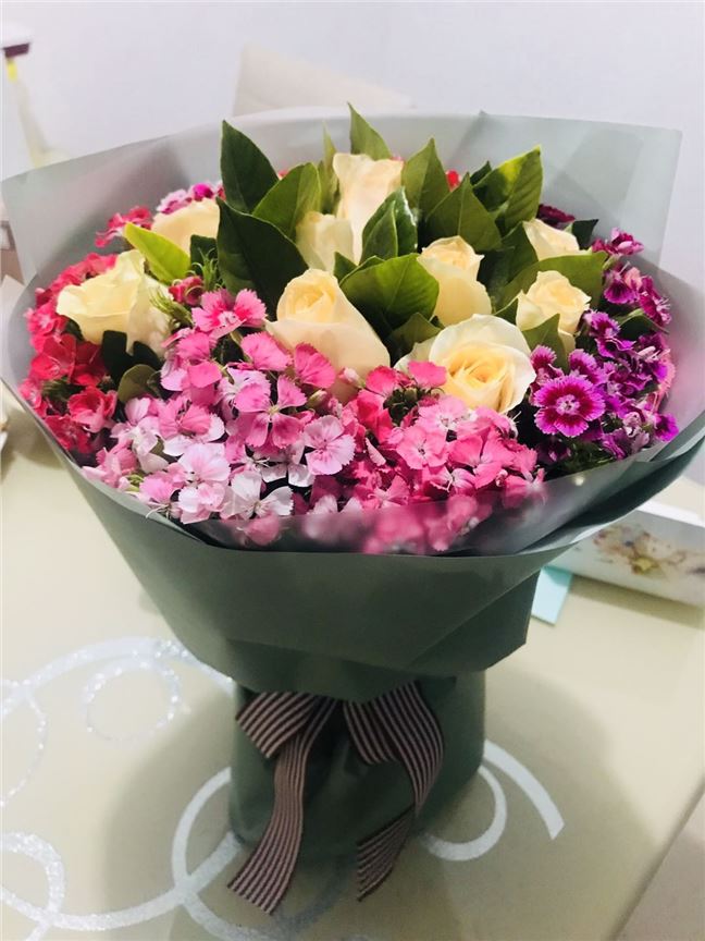 超级漂亮,值得购买,妹妹说花儿很新鲜,太漂亮了,谢谢店家